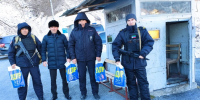 Активисты ЛДПР поздравили сотрудников полиции с профессиональным праздником - ЛДПР