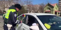Сотрудники Госавтоинспекции Дагестана поздравили женщин-водителей - Дагестанская правда