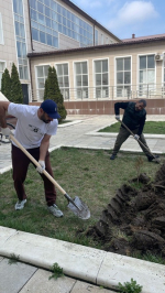 Партийцы приняли участие в субботнике в Махачкале