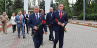 Депутаты парламента Дагестана возложили цветы к мемориалам в Михайловском районе - РИА Дагестан