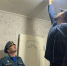 Инспекторы МЧС России раздают автономные пожарные извещатели нуждающимся семьям - МЧС