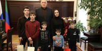 Абдулмуслим Абдулмуслимов поздравил дагестанцев с Днем многодетной семьи - Вести Агула