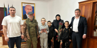 В Тарумовском районе родным погибшего участника СВО передали орден Мужества - РИА Дагестан