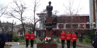 В Махачкале возложили цветы к памятнику Магомеда Нурбагандова в День Героев Отечества - РГВК