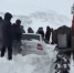 В Ботлихском районе дорожники спасли семью, попавшую в снежную ловушку на автомобиле - Министерство транспорта